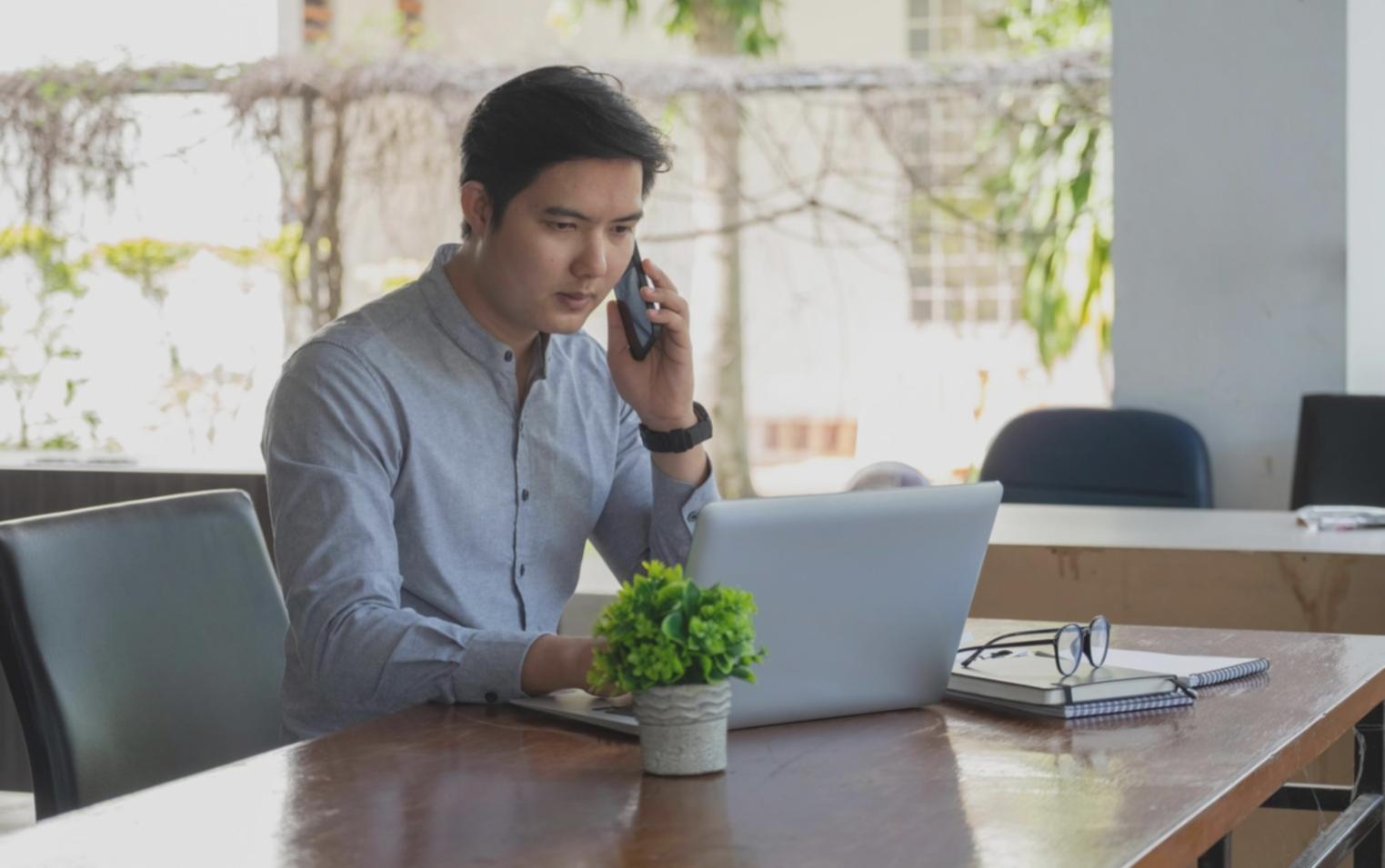 Session de formation financière interactive avec participants engagés