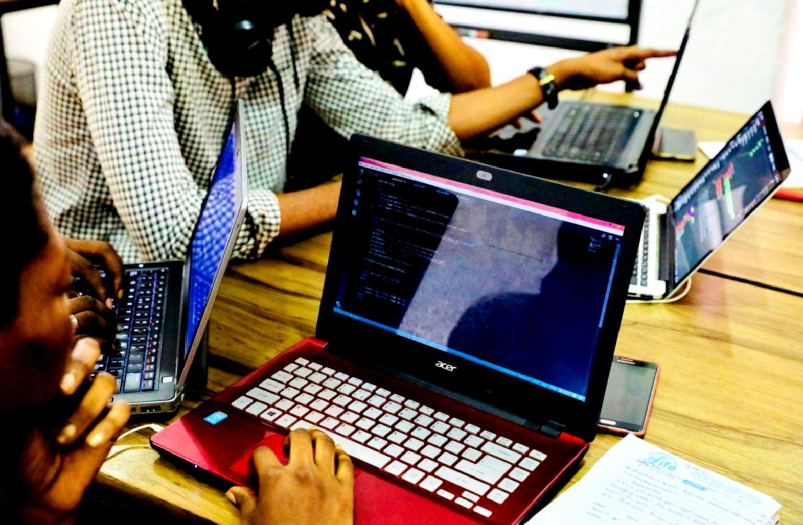 Équipe travaillant sur des stratégies financières collaboratives